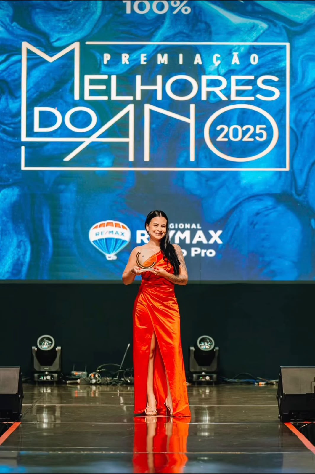 Ariane Laurindo recebendo a premiação Melhores do Ano 2025